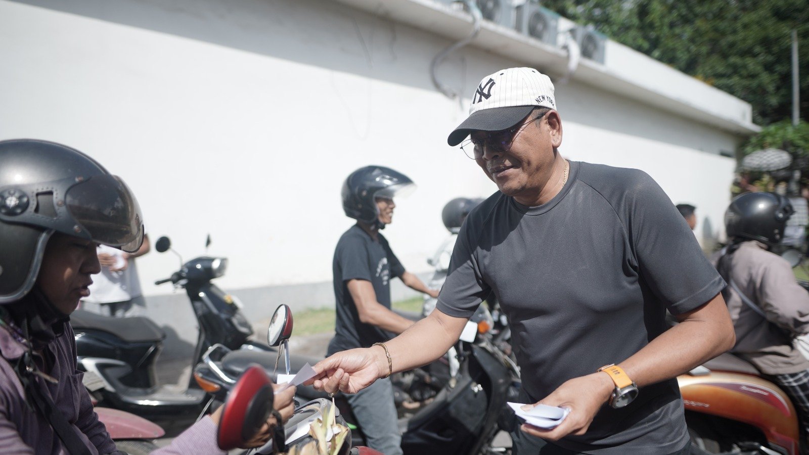 Bupati Karangasem Bagikan 2.000 Liter Pertalite Gratis di Tengah Antrean BBM