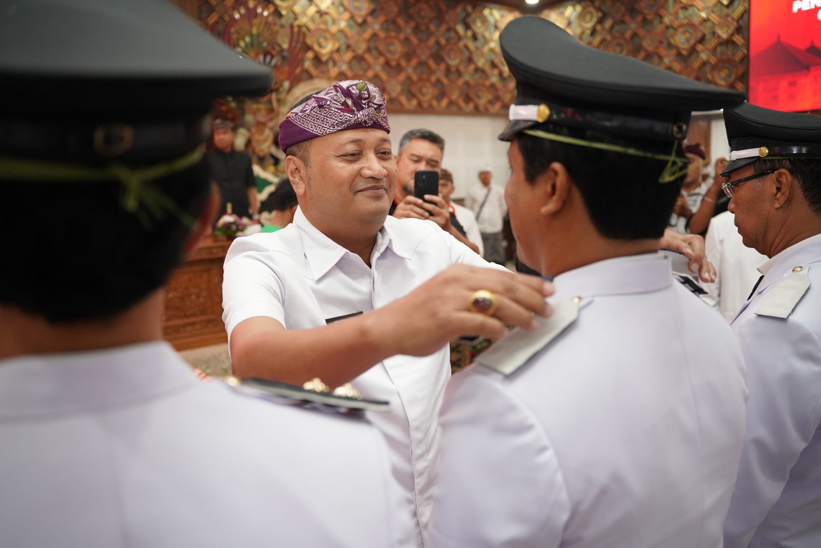 Lantik 26 Perbekel, Bupati Mahayastra Tekankan Sinergi Pembangunan Desa dan Daerah