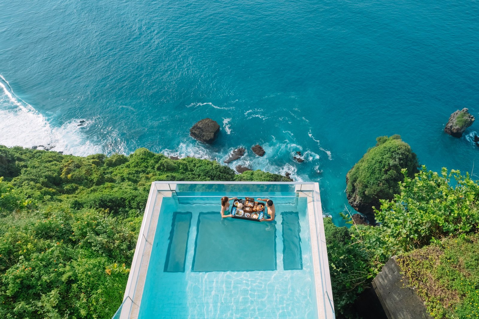 The edge Bali Tawarkan Pengalaman Eksklusif, dari Kolam Kaca hingga Santap di Dalam Gua