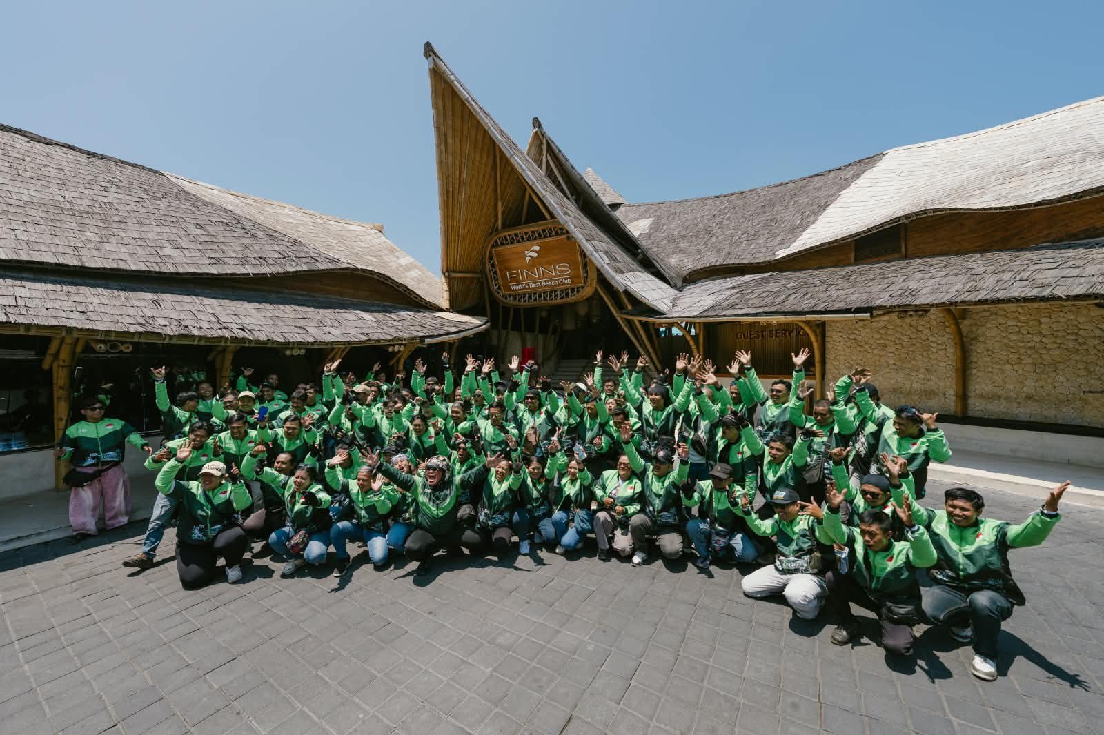 FINNS Beach Club Apresiasi 100 Driver Grab, Luncurkan Jaket Kolaborasi untuk 500 Mitra di Bali