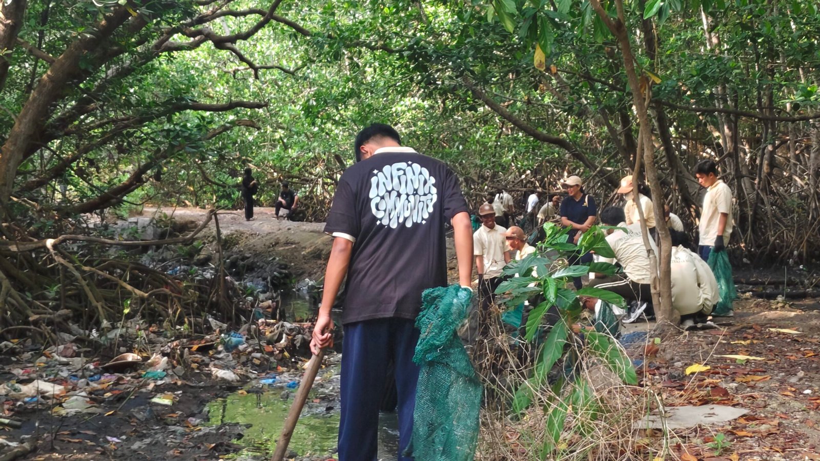 Sambut Flagship Store di Bali, Infinix Gandeng Sungai Watch Bersihkan Hutan Mangrove